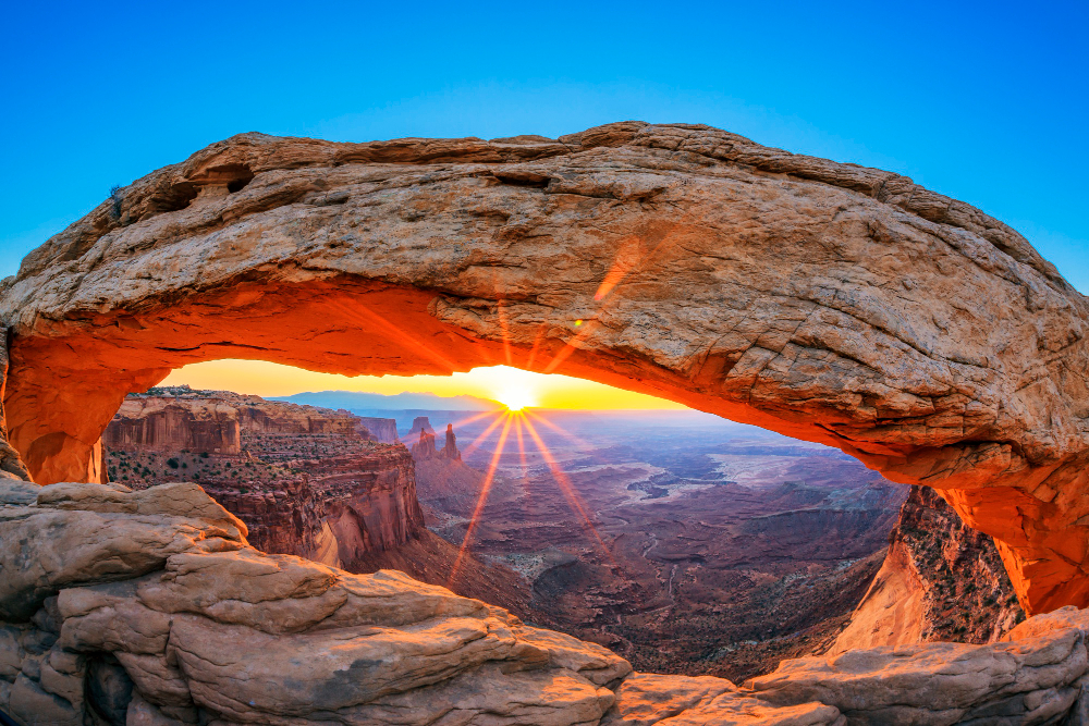sunrise mesa arch canyonlands national park near moab utah usa